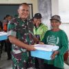 Danrem Untoro Beri Bansos Kepada Pekerja di Lokasi Pembangunan Koperasi Merah Putih