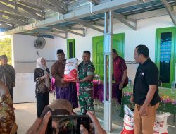 Babinsa Tambak Dampingi Penyerahan Pupuk NPK untuk Petani MT3 di Sukoneng