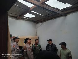 Polres Pasuruan Bantu Evakuasi Rumah Warga Cowek yang Rusak Akibat Petir
