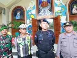 Polrestabes Surabaya dan Detasemen Gegana Satbrimob Polda Jatim melakukan Sterilisasi Gereja Jelang Perayaan Natal 2025