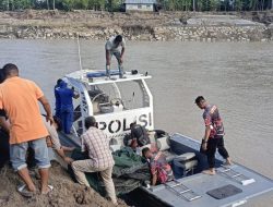 Polri Siagakan Swam Boat di Kutablang Bireuen, Bantu Mobilitas Warga Pascabencana