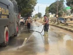 Minimalisir Debu Pasca Banjir, Polri Lakukan Pembersihan dan Penyiraman Jalan Protokol Aceh Tamiang