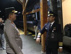 Pantau Lonjakan Penumpang Natal, Kapolres Nganjuk Tinjau Stasiun Kereta Api