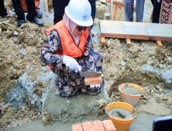 Wabup Kampar Dr. Misharti Letakkan Batu Pertama Pembangunan MI Miftahul Ulum Yayasan Ninik Mamak Kenegerian Lipat Kain