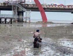 Respons Cepat Dit Polairud Polda Jatim Selamatkan Dua Anak Terjebak Lumpur di Wisata Kenjeran