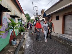 Babinsa Sukorame Karya Bakti Bersama Warga Bersihkan Jalan Pekauan