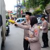 Jumat Berkah, Polsek Taman Berbagi Makanan di Jalan Raya Wonocolo Sidoarjo