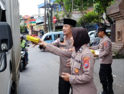 Jumat Berkah, Polsek Taman Berbagi Makanan di Jalan Raya Wonocolo Sidoarjo