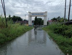 Babinsa Koramil 0817/10 Benjeng Aktif Pantau Luapan Sungai Lamong