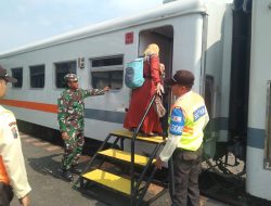 Pastikan Keamanan Warga, Babinsa Pantau Aktivitas Penumpang Kereta di Duduksampeyan