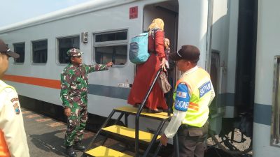 Pastikan Keamanan Warga, Babinsa Pantau Aktivitas Penumpang Kereta di Duduksampeyan