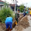 Babinsa Balongpanggang Bersama Warga Laksanakan Karya Bakti Perbaikan Jalan Paving Desa