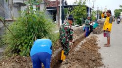 Babinsa Balongpanggang Bersama Warga Laksanakan Karya Bakti Perbaikan Jalan Paving Desa