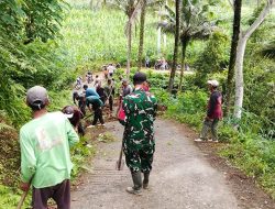 Di Lereng Pegunungan Trenggalek, Babinsa dan Warga Bersatu Jaga Lingkungan