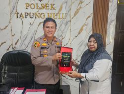 Sinergi Edukasi, Kapolsek Tapung Hulu Terima Penghargaan dari TK Flamboyan Tandun PTPN IV