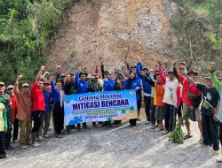 Bahu-Membahu, TNI dan Warga Masaran Kompak Cegah Longsor