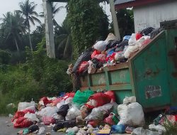 Tumpukan Sampah Menggunung di Depan Kantor Desa Sipungguk, Warga Geram dan Desak Dinas Kebersihan Turun Tangan.