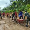 TNI dan Warga Benahi Jalan Rusak di Trenggalek