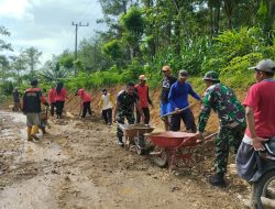 TNI dan Warga Benahi Jalan Rusak di Trenggalek