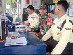 Babinsa Kebomas Perkuat Sinergi Keamanan Melalui Komsos Dengan Security Pabrik