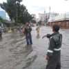 Polsek Grogol Petamburan Bersinergi dengan 3 Pilar, Hadir Bantu Warga di Tengah Genangan Air Jelambar