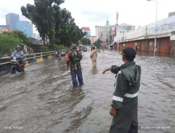 Polsek Grogol Petamburan Bersinergi dengan 3 Pilar, Hadir Bantu Warga di Tengah Genangan Air Jelambar