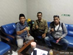 Jurnalis Silaturahmi ke Dinkes Gresik, Disambut Kasi Kesehatan Lingkungan Nukhan, SKM, MM
