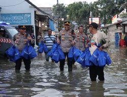 Polri Hadir untuk Kemanusiaan, Bhakti Sosial dan Pelayanan Kesehatan Bantu Warga Terdampak Banjir di Pengungsian Kembangan
