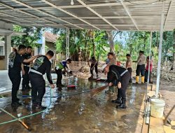 Polres Situbondo Bersihkan Fasum Terdampak Banjir Bandang di Desa Kalianget