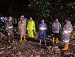 Luapan Sungai Tutup Jalan Nasional Prigi, Aparat dan Warga Bersihkan Lumpur