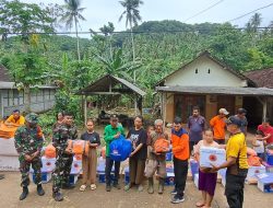 Koramil Pucanglaban Bersama Forkopimcam dan BPBD Bantu Warga Terdampak Banjir