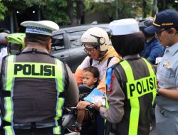 Polres Gresik Gencarkan Edukasi Keselamatan, Pengguna Jalan Tertib Dapat Cokelat