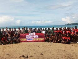 TNI–Polri dan Warga Bersihkan Pantai Konang Trenggalek