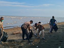 Gerakan Indonesia Asri : Polres Probolinggo Bersama Warga Percantik Destinasi Wisata Pantai