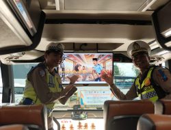 Polres Malang Sosialisasikan Tertib Lalin Melalui Program Polantas Menyapa di OPS Keselamatan Semeru