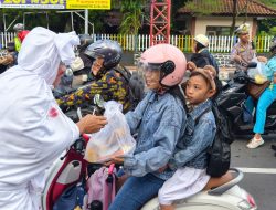 Blitar Kota Edukasi Pengguna Jalan di Operasi Keselamatan Semeru Dengan Berbagi Sayur