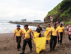 Polres Jember Laksanakan Gerakan Indonesia Asri Bersihkan Pantai Watu Ulo