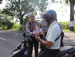 Polres Magetan Berbagi Bunga dan Es Krim di Operasi Keselamatan Semeru 2026