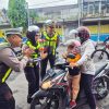 Hari Kesepuluh Operasi Keselamatan Semeru Polres Lumajang Beri Hadiah Pengendara Tertib