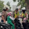 Operasi Keselamatan Semeru Polres Ponorogo Beri Hadian Helm dan Cokelat Pengendara Tertib   WMC|| PONOROGO – Operasi Keselamatan Semeru 2026 yang digelar Satlantas Polres Ponorogo Polda Jawa Timur (Jatim)  menghadirkan suasana berbeda.   Pengendara yang melintas di Jalan Urip Sumoharjo, Kecamatan Ponorogo sempat dihentikan petugas itu tidak ditilang namun justru mendapat hadiah.  Anggota Satlantas Polres Ponorogo Polda Jatim memberikan cokelat, bunga, hingga helm gratis kepada pengendara yang tertib berlalu lintas.  “Selamat pagi, mbak, Ini dalam rangka Operasi Keselamatan Lalu Lintas 2026. Mohon ditunjukkan SIM dan STNK,” ujar Kasatlantas Polres Ponorogo, AKP Dewo Wishnu Setya Kusuma saat menghentikan salah satu pengendara, Selasa (10/2/26).  Setelah memastikan kelengkapan surat dan kepatuhan pengendara, AKP Dewo langsung memberikan cokelat dan bunga sebagai bentuk apresiasi.  “Karena anaknya sudah memakai helm dan surat-surat lengkap, ini ada cokelat dan bunga dari kami,” ucapnya.  Apresiasi serupa juga diberikan kepada para pelajar yang tertib berlalu lintas. Sejumlah pelajar tampak terkejut saat dihentikan petugas, namun wajah mereka berubah lega ketika mengetahui bahwa razia tersebut bersifat edukatif.  Fitri Nur, salah satu pelajar SMK asal Kecamatan Sampung, mengaku telah menyiapkan diri dengan membawa kelengkapan berkendara.  “Sekarang sudah punya SIM, jadi bisa naik motor sendiri. Yang penting bawa SIM, STNK, motornya standar dan tidak melanggar aturan, pasti aman,” katanya.  Tak hanya itu, Satlantas Polres Ponorogo Polda Jatim juga membagikan helm gratis kepada orang tua yang mengantar anaknya ke sekolah dengan tertib.   Helm tersebut langsung dipasangkan ke kepala anak oleh petugas.  “Sayangi anaknya ya, bu. Ini kami pakaikan helm supaya aman dan terhindar dari hal-hal yang tidak diinginkan,” kata AKP Dewo.  Menurut AKP Dewo, pembagian helm dan cokelat merupakan bentuk reward bagi masyarakat yang patuh aturan lalu lintas.  Ia menyebut masih banyak orang tua yang lupa mengenakan helm pada anak saat berkendara jarak dekat.  “Kadang orang tua lupa anaknya tidak dipakaikan helm saat diantar sekolah. Hari ini kami bagikan helm gratis sebagai pengingat pentingnya keselamatan,” jelasnya.  AKP Dewo menegaskan, Operasi Keselamatan Semeru 2026 di Ponorogo berjalan kondusif dengan mengedepankan langkah preemtif dan preventif, serta represif secara selektif bagi pelanggar.  “Dari 58 kejadian pelanggaran, mayoritas dilakukan pelajar. Karena itu kami fokus pada edukasi ke pelajar. Tidak hanya tilang, tapi juga sosialisasi ke sekolah-sekolah. Namun jika ada pelanggaran berat, tetap kami tindak sesuai mekanisme,” pungkasnya. (red/tim )