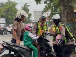 Operasi Keselamatan Semeru Polres Ponorogo Beri Hadian Helm dan Cokelat Pengendara Tertib   WMC|| PONOROGO – Operasi Keselamatan Semeru 2026 yang digelar Satlantas Polres Ponorogo Polda Jawa Timur (Jatim)  menghadirkan suasana berbeda.   Pengendara yang melintas di Jalan Urip Sumoharjo, Kecamatan Ponorogo sempat dihentikan petugas itu tidak ditilang namun justru mendapat hadiah.  Anggota Satlantas Polres Ponorogo Polda Jatim memberikan cokelat, bunga, hingga helm gratis kepada pengendara yang tertib berlalu lintas.  “Selamat pagi, mbak, Ini dalam rangka Operasi Keselamatan Lalu Lintas 2026. Mohon ditunjukkan SIM dan STNK,” ujar Kasatlantas Polres Ponorogo, AKP Dewo Wishnu Setya Kusuma saat menghentikan salah satu pengendara, Selasa (10/2/26).  Setelah memastikan kelengkapan surat dan kepatuhan pengendara, AKP Dewo langsung memberikan cokelat dan bunga sebagai bentuk apresiasi.  “Karena anaknya sudah memakai helm dan surat-surat lengkap, ini ada cokelat dan bunga dari kami,” ucapnya.  Apresiasi serupa juga diberikan kepada para pelajar yang tertib berlalu lintas. Sejumlah pelajar tampak terkejut saat dihentikan petugas, namun wajah mereka berubah lega ketika mengetahui bahwa razia tersebut bersifat edukatif.  Fitri Nur, salah satu pelajar SMK asal Kecamatan Sampung, mengaku telah menyiapkan diri dengan membawa kelengkapan berkendara.  “Sekarang sudah punya SIM, jadi bisa naik motor sendiri. Yang penting bawa SIM, STNK, motornya standar dan tidak melanggar aturan, pasti aman,” katanya.  Tak hanya itu, Satlantas Polres Ponorogo Polda Jatim juga membagikan helm gratis kepada orang tua yang mengantar anaknya ke sekolah dengan tertib.   Helm tersebut langsung dipasangkan ke kepala anak oleh petugas.  “Sayangi anaknya ya, bu. Ini kami pakaikan helm supaya aman dan terhindar dari hal-hal yang tidak diinginkan,” kata AKP Dewo.  Menurut AKP Dewo, pembagian helm dan cokelat merupakan bentuk reward bagi masyarakat yang patuh aturan lalu lintas.  Ia menyebut masih banyak orang tua yang lupa mengenakan helm pada anak saat berkendara jarak dekat.  “Kadang orang tua lupa anaknya tidak dipakaikan helm saat diantar sekolah. Hari ini kami bagikan helm gratis sebagai pengingat pentingnya keselamatan,” jelasnya.  AKP Dewo menegaskan, Operasi Keselamatan Semeru 2026 di Ponorogo berjalan kondusif dengan mengedepankan langkah preemtif dan preventif, serta represif secara selektif bagi pelanggar.  “Dari 58 kejadian pelanggaran, mayoritas dilakukan pelajar. Karena itu kami fokus pada edukasi ke pelajar. Tidak hanya tilang, tapi juga sosialisasi ke sekolah-sekolah. Namun jika ada pelanggaran berat, tetap kami tindak sesuai mekanisme,” pungkasnya. (red/tim )