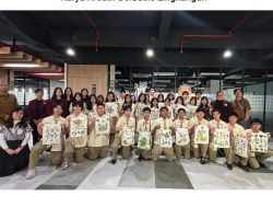 class SMA Katolik Frateran Surabaya Eksplorasi Ecoprint sebagai Karya Kreatif Berbasis Lingkungan