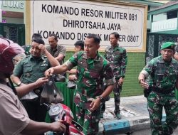 Berbagi Berkah di Bulan Suci, Kodim Tulungagung Tebar Takjil untuk Pengguna Jalan