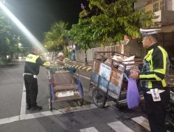 Polres Madiun Kota Patroli Sahur Berbagi Nasi Kotak untuk Warga di Bulan Ramadhan