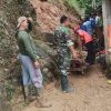 Hujan Deras Sebabkan Longsor di Kampak, Babinsa dan Warga Bersihkan Material