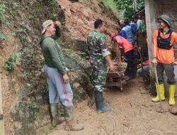 Hujan Deras Sebabkan Longsor di Kampak, Babinsa dan Warga Bersihkan Material