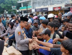 Polres Situbondo Bersama Insan Pers Berbagi Takjil Ratusan Bungkus Habis Dalam 10 Menit