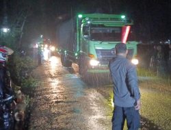 TNI dan Personel Gabungan Evakuasi Pohon Tumbang di Jalan Nasional Trenggalek