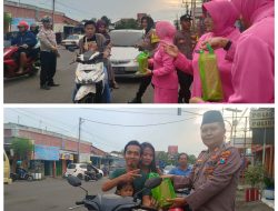 Polsek warujayeng dan Bhayangkari berbagi Takjil Pererat silaturahmi di bulan suci Ramadhan