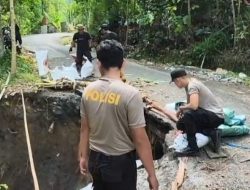 Gotong Royong Polres Lumajang dan Warga Pasang Ratusan Bronjong di Lokasi Longsor